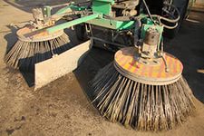 МП «Коммунальное хозяйство» благоустраивает территорию у памятника испанским детям