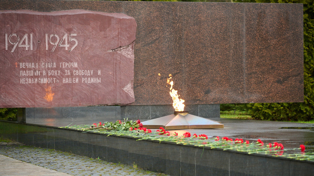 В Обнинске в День Неизвестного Солдата возложили цветы к Вечному огню