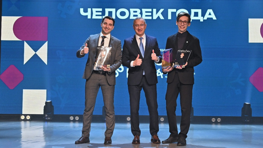 Владислав Шапша вручил первую региональную премию «Человек года в сфере молодёжной политики»