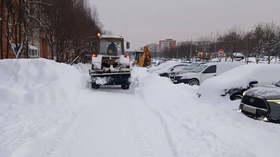 Спецтехника и дорожные рабочие убирают снег