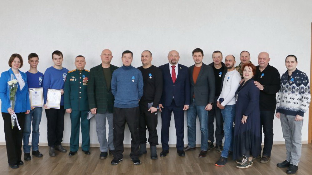 В администрации вручили медали «Своих не бросаем»