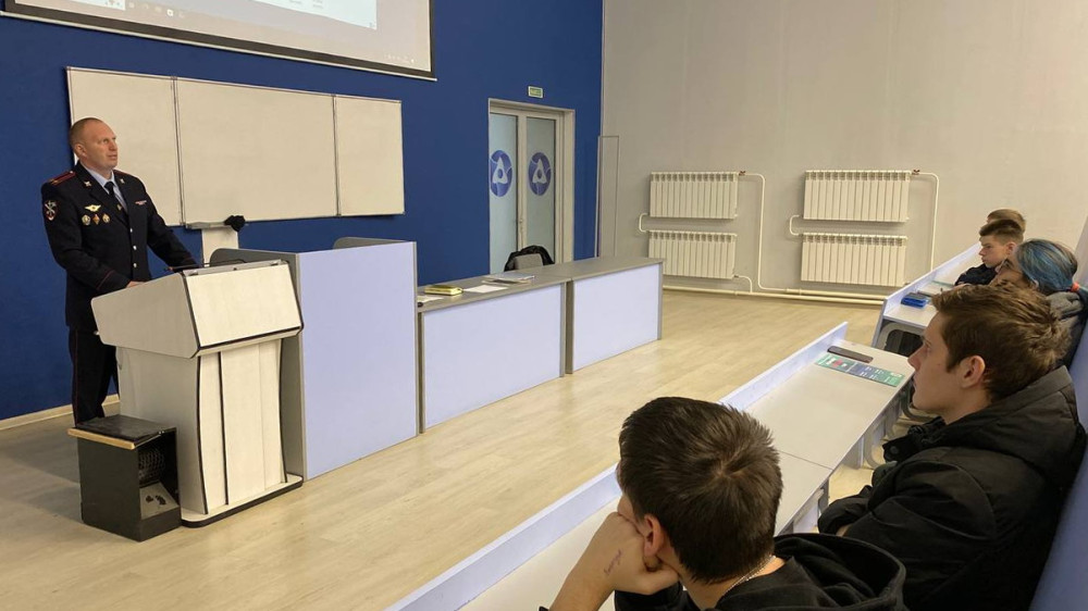 Заместитель начальника ОМВД России по городу Обнинску Юрий Хрипунов провел профилактическую встречу со студентами