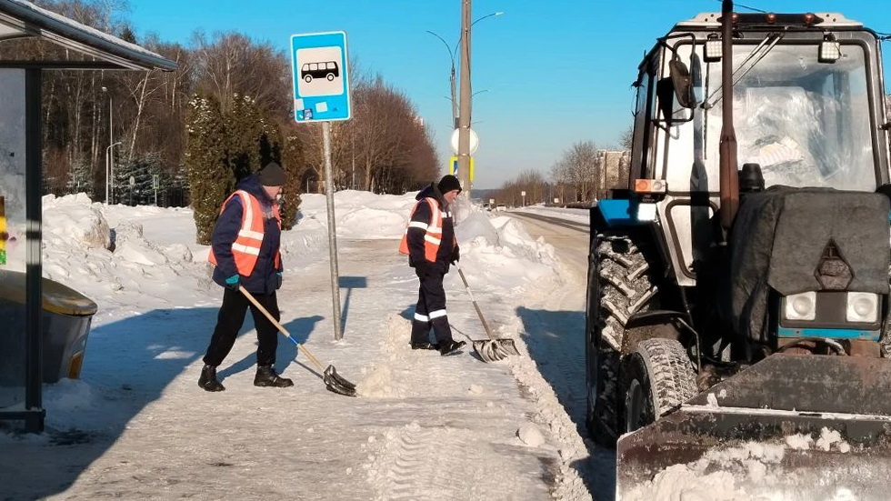 Коммунальные службы Обнинска продолжают уборку и обработку дорог