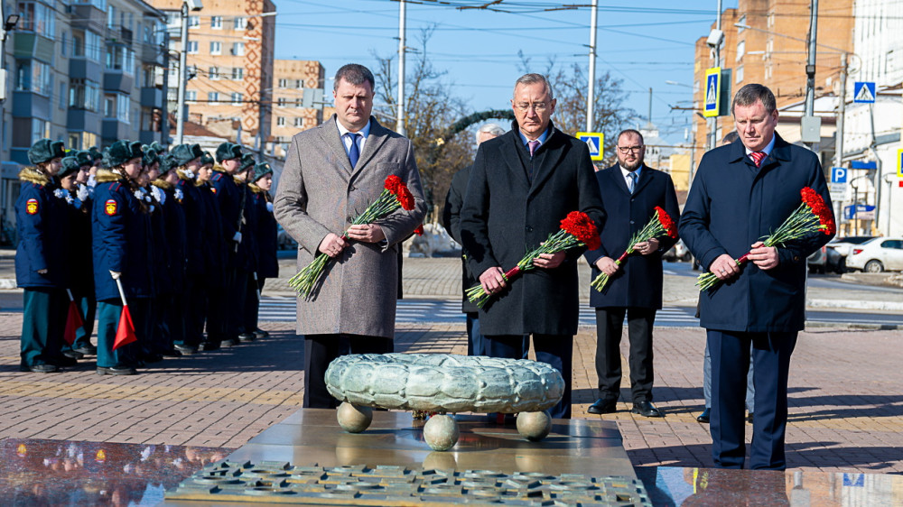 Владислав Шапша и Чрезвычайный и Полномочный Посол Республики Беларусь в Российской Федерации Юрий Селиверстов почтили в Калуге память павших защитников Отечества