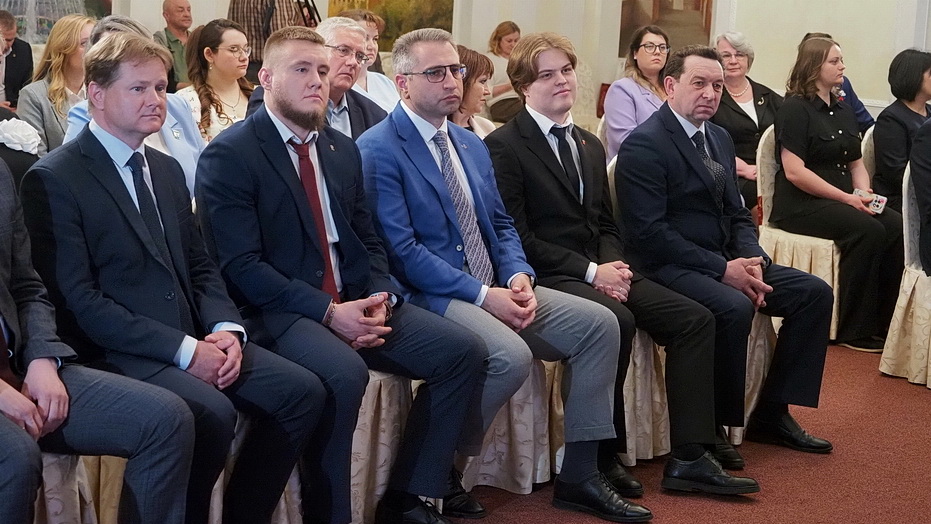 Владислав Шапша наградил участников III Всероссийской муниципальной премии «Служение»