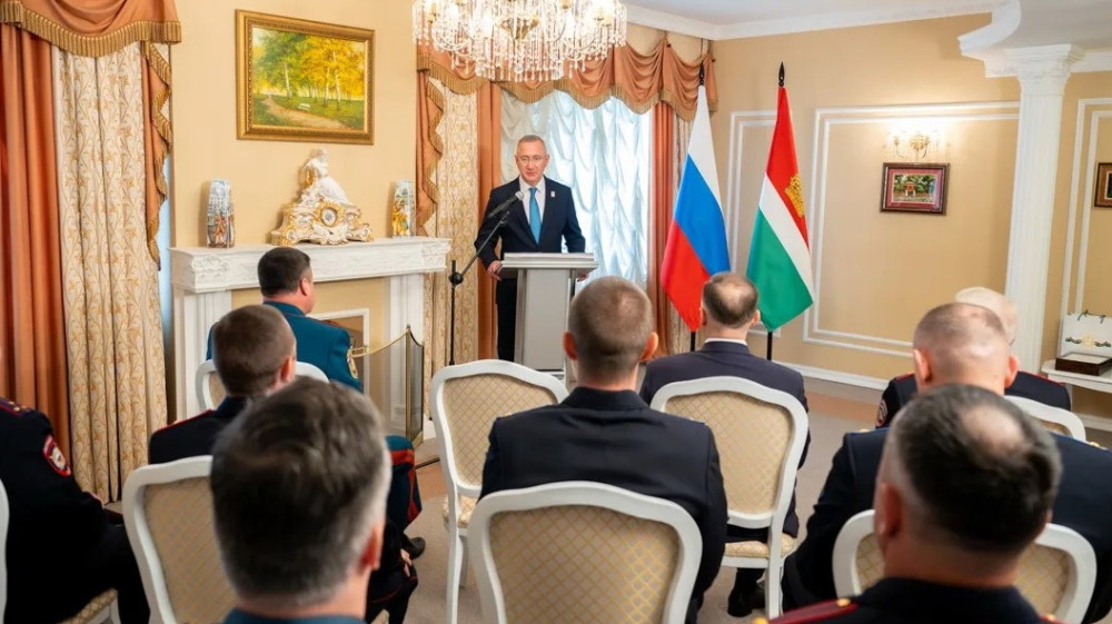 Владислав Шапша вручил областные награды сотрудникам региональных правоохранительных и силовых структур